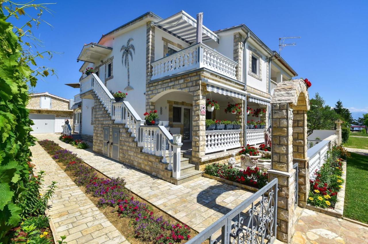 Apartments Rote Rosen Нин Екстериор снимка