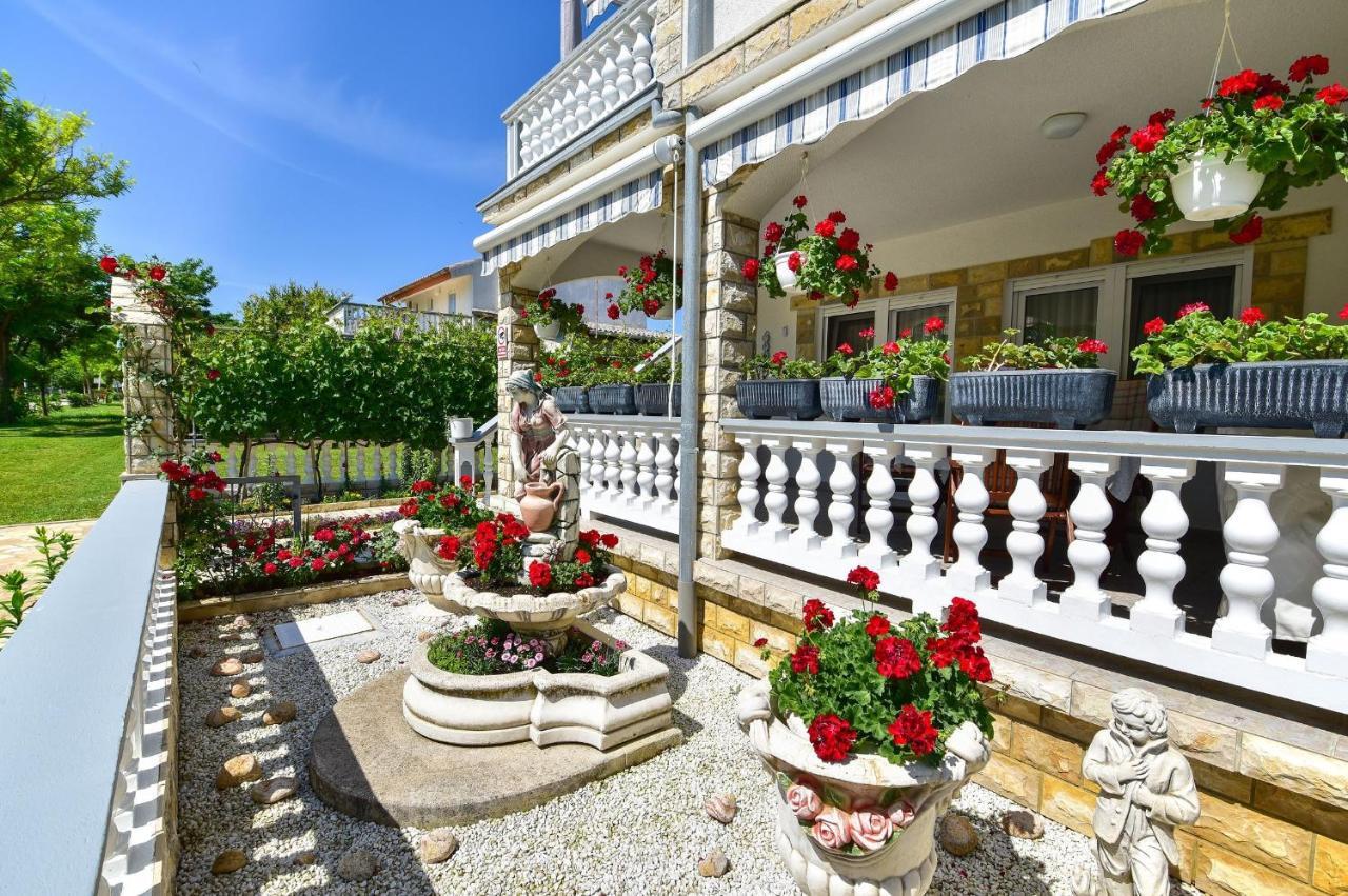 Apartments Rote Rosen Нин Екстериор снимка